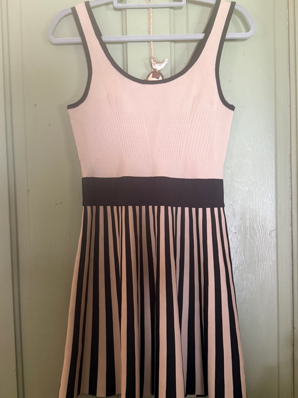 Guess Neutral-Tone V-Neck Knit Top with Black Trim